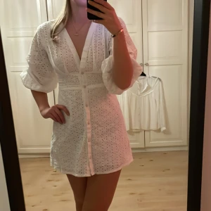 Vit klänning - Superfin vit klänning, i blommigt sydda hål. Tycker om den super mycket men den är tyvärr för kort. I superbra skick nästan som ny🥰