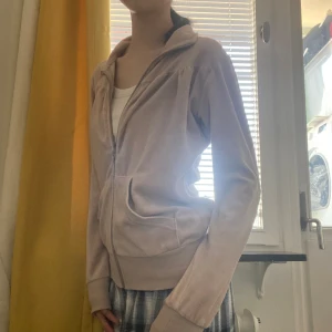 Ljusrosa kofta - Jätte söt kofta i fin söt ljusrosa färg  färgen har dock bleknat lite men annars är den i bra skick. 