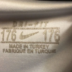 PSG tröja - Använd fåtal gånger Skick 8/10 Storlek 176