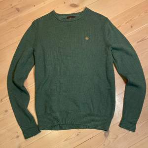 Finstickad Morris sweatshirt, bra skick 9/10 Säljer för 300kr. Ganska liten i storleken. PassR S men det är Storlek M, Nypris: Runt 1400kr