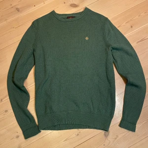 Finstickad Morris sweatshirt  - Finstickad Morris sweatshirt, bra skick 9/10 Säljer för 300kr. Ganska liten i storleken. PassR S men det är Storlek M, Nypris: Runt 1400kr