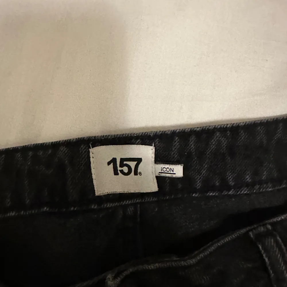 Säljer ett par svarta lågmidjade jeans från lager 157, icon heter jeansen. Använd ett par gånger men syns inga defekter på dem. Står inte för frakt. Storlek XL.. Jeans & Byxor.