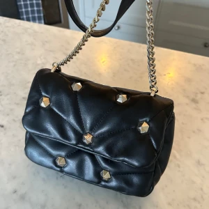 Jättefin väska - Snygg väska från zara med nitar på, använd några gånger bara så den är nästan som ny🩷