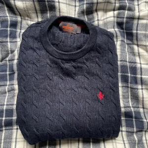 Morris kabelstickad - Tjena, säljer nu min kabelstickade Morris tröja i storlek s men sitter som XS-S. Den är i riktigt bra skick 9/10 och i 100% merinoull. Najs mörkblå färg. Priset är inte hugget i sten!