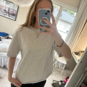 Zara kort ärmad Sweatshirt  - Jätte fin känd t-shirt från zara i sweatshirt material!🥰 