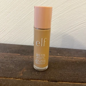 Elf Halo Glow - Säljer min oanvända, ej testade  Elf Halo Glow då den kommer vara för mörk för mig. Färgen 2, fair/light. Betalade tull, därav priset. Slutsåld i Sverige. Köpare betalar frakt alt hämtar norr om Stockholm.