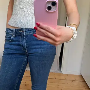 Super najs jeans från zara som tyvärr inte kommer till användning längre! De är bootcut och lågmidjade💙💙🩵