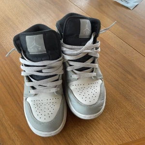Jordan 1 mid light smoke grey - Skick 7,5-10