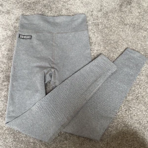 Träningstights - Bra skick och väldigt sköna, kom privat för fler bilder❤️de har små ventileringshål på vaderna❤️