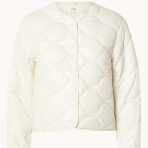 Höstjacka - Säljer min vita dunjacka, perfekt till hösten!💕