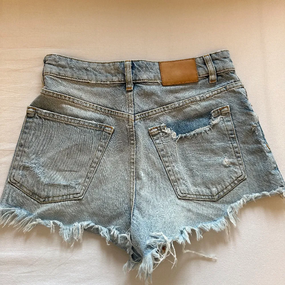 Ljusblå jeansshorts från Zara i storlek 36. Välanvända men fortfarande i jätte bra skick!! . Shorts.
