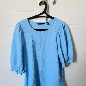 Volangtopp - Söt volangtopp från vero Moda i blått! Använd vid ett tillfälle, hör av er vid snabb affär så går ni billigare❤️❤️