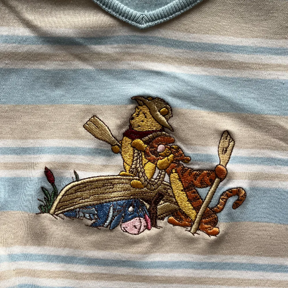 Disney t-shirt men nalle puh, tiger och ior broderat på. Det står att storleken är L men skulle uppskatta den till M. T-shirts.