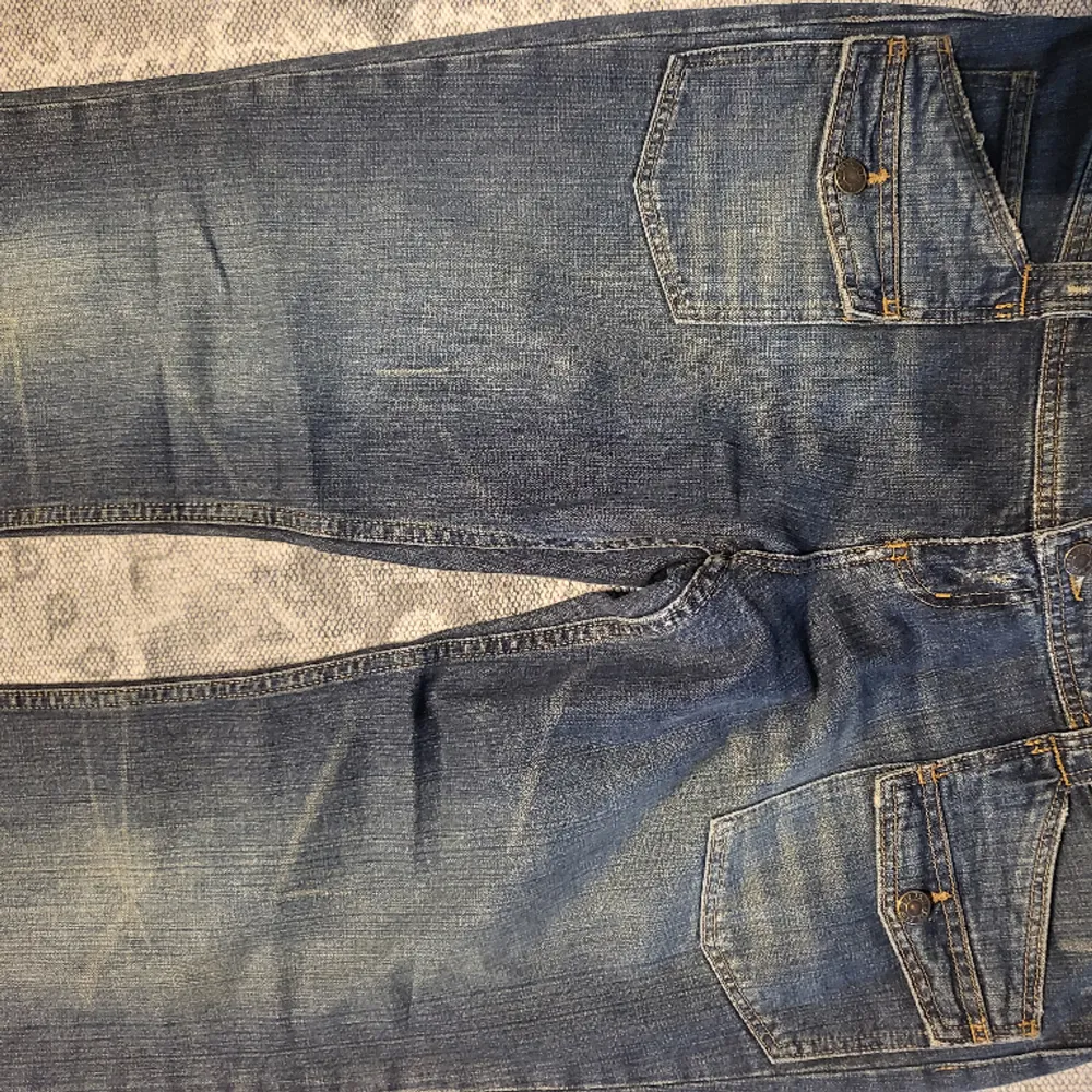 70 tals inspirerade jeans mellanblå. W 33, Midja 48cm inneben 84cm . Nice!. Jeans & Byxor.