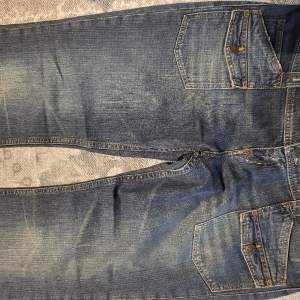 70 tals inspirerade jeans mellanblå. W 33, Midja 48cm inneben 84cm . Nice!