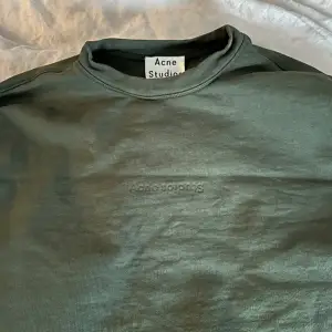 Croppad oversized tröja i mörkgrön från Acne Studis. Använd få gånger 💕  Passar xxs-s
