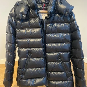 Moncler jacka - Säljer min väldigt fina svarta moncler jacka. Jackan är i väldigt bra skick, som ny. Äkthetsbevis finns, skriv för fler bilder!💗Pris kan diskuteras