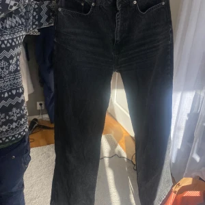 grå/svart raka jeans - säljer dessa jeans pga att de inte kommer till användning! De passar mig bra som vanligtvis är en xs/s i storlek! De är i bra skick om man ser bort slitningarna längst ner som man ser på sista bilden!  Ord pris: 300kr 💕💕😊