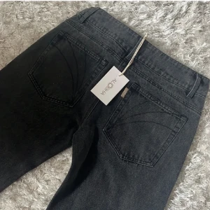 Alobha label jeans - Säljer mina Alobha label jenss i grå. Dom var för små för mig och har aldrig använts. Storlek Xs regular. Kontakta för fler bilder eller frågor 💗