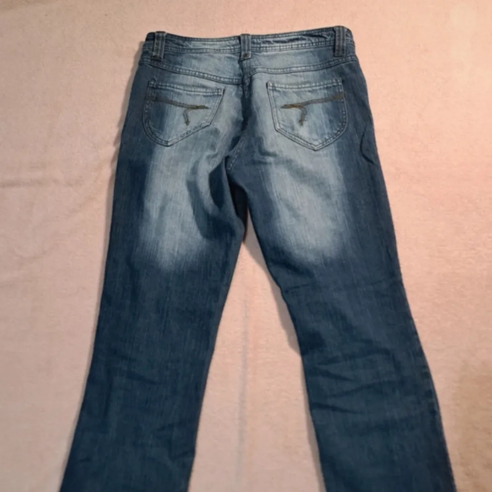 Jätte snygga jeans köpta second hand. Pris kan diskuteras, köptes för 500kr. Dom var lite för korta och är 171cm❤️. Jeans & Byxor.