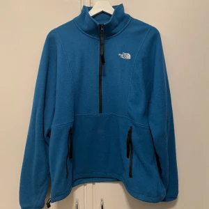 TheNorthFace Fleece - Blå northface fleece i storlek M, perfekt nu till våren!  Lite kort på mig men i övrigt felfri :)