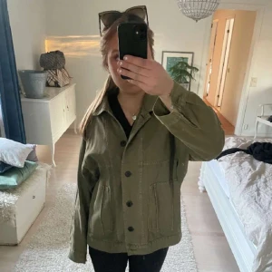 Olivgrön vårjacka från zara! Köpt här på Plick men säljer pågrund av att den va lite kort i ärmarna (bilder från förra ägaren)🎀 - Inga deffekter 