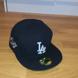New Era keps - Säljer min New Era keps i färgen svart då den är för liten för mig. Använd ett par gånger, fast kommer i riktigt bra skick. Storlek (7) 1/2. Vill man ha fler bilder så är det bara att skriva så fixar jag det. Priset kan diskuteras vid snabb affär