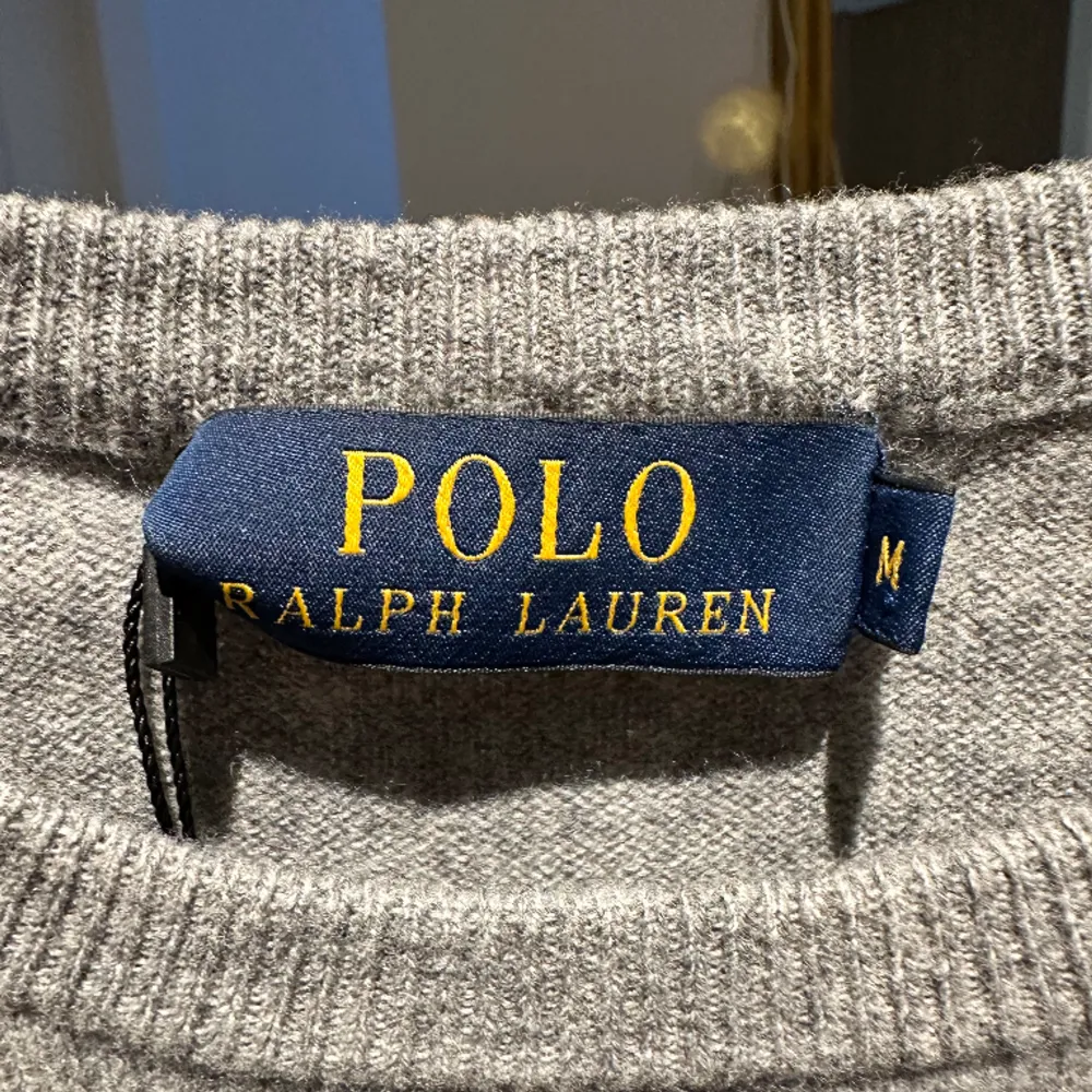 Säljer denna Ralph Lauren sweatshirt i 100% merino ull som är i riktigt bra skick. Storlek M  Priset är diskuterbart. Hoodies.