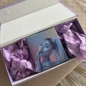 Säljer en oanvänd och inplastad parfym från Ariana grande, Cloud💗Doftade på den i butik och den passade inte mig. Därav valde jag att inte öppna den när jag fick hem den💗 Denna är i 30 ml och är köpt på Lyko, ( boxen medföljer)