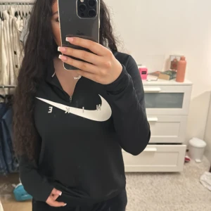 Nike tröja  - Jättefin tröja från Nike! Använd fåtal gånger. Har några fläckar på men det går enkelt att ta bort vilket jag kommer göra innan jag fraktar paketet! Storlek S! OBS VÄLJ GÄRNA INSTABOX SOM FRAKTALTERNATIV!