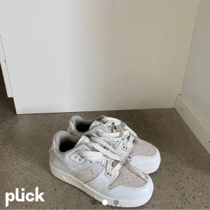 Acne sneakers - Helt nya sneakers från acne, aldrig använda! - Storlek 36, men skulle säga att de är lite stora i storleken - nypris 3700 
