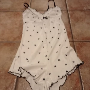 Ny romper  - Nyinköpt romper. Säljs pga   något förliten för mig. Axelbandsremarna justerbara. Står medium i den,men säljer den under small,då det är mer en passande storlek. 