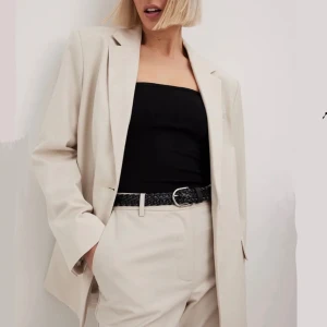 Blazer NA-KD - Beige kavaj/blazer från na-kd.  Helt ny, oanvänd med lapparna kvar. Slutsåld. Säljer då jag köpte två liknande och glömde skicka tillbaka i tid. Oversized så passar även bra på mig som vanligtvis är 36.                Nypris: 779kr. Mitt pris: 500kr❤️