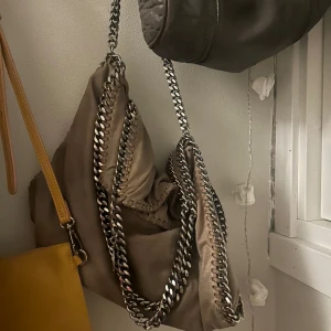 Stella mccartney falabella handbag - Säljer min stella mccartney väska, den är väl använd och därför till ett lågt pris (som kan diskuteras) jag kan skicka fler bilder om de önskas ❣️