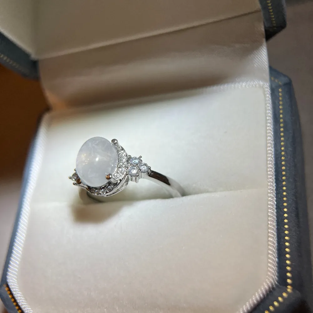 Nature Genuine Moonstone, S925 silver ring with tag on it, small zircons decorated, brand new, with jewellery bag provided, ring size is adjustable . Accessoarer.