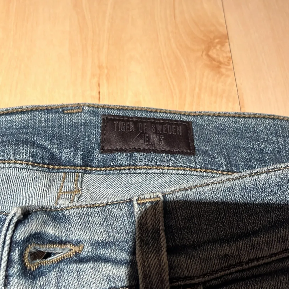 Helt oanvända jeans från Tiger of Sweden. Passar storlek S/M💕 skriv för mer bilder eller info . Jeans & Byxor.
