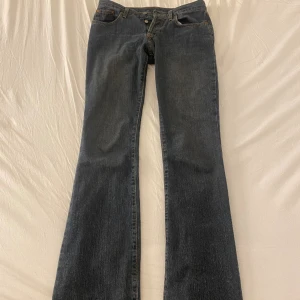 Lågmidjade jeans  - Säljer ett par så snygga lågmidjade jeans som är långa på mig som är 172. Innebenslängd 87cm, nypris 600🌸