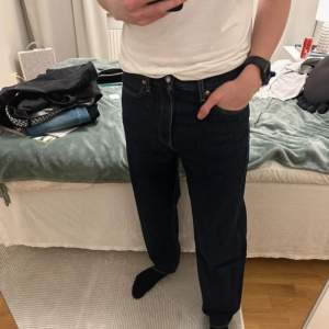 Levis jeans i modellen ”STAY LOOSE” storlek W30 L34 SKULLE dock säga att de är kortare så om du är ca 180 och längre passar de