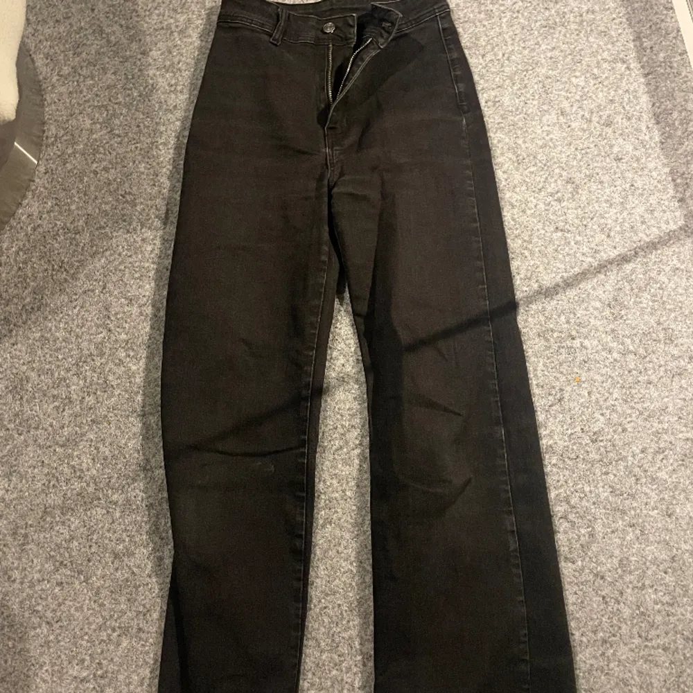 Säljer dessa svarta jeans pågrund av att de är förkorta i längden, nyskick. Köpt för 499 säljer för 200💗. Jeans & Byxor.