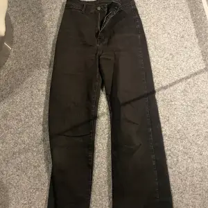 Säljer dessa svarta jeans pågrund av att de är förkorta i längden, nyskick. Köpt för 499 säljer för 200💗