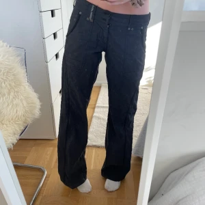 Cargopants - Skitnsygga grå/svarta vintage cargobyxor i mycket bra skick. Pris går att diskutera utifrån antal intresserade. Märket är Mexx 