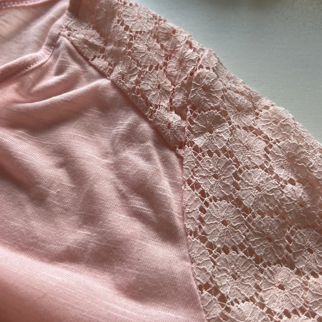 Kortärmad topp med spets - 90