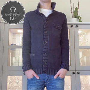 Stickad cardigan - Tja, säljer nu denna feta stickade cardigan i stl M. Hör av dig vid frågor eller funderingar eller för fler bilder!