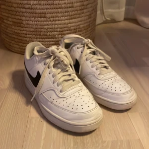 Nike skor - Bra skick, lite smutsiga men jag kan fixa det innan jag skickar. 