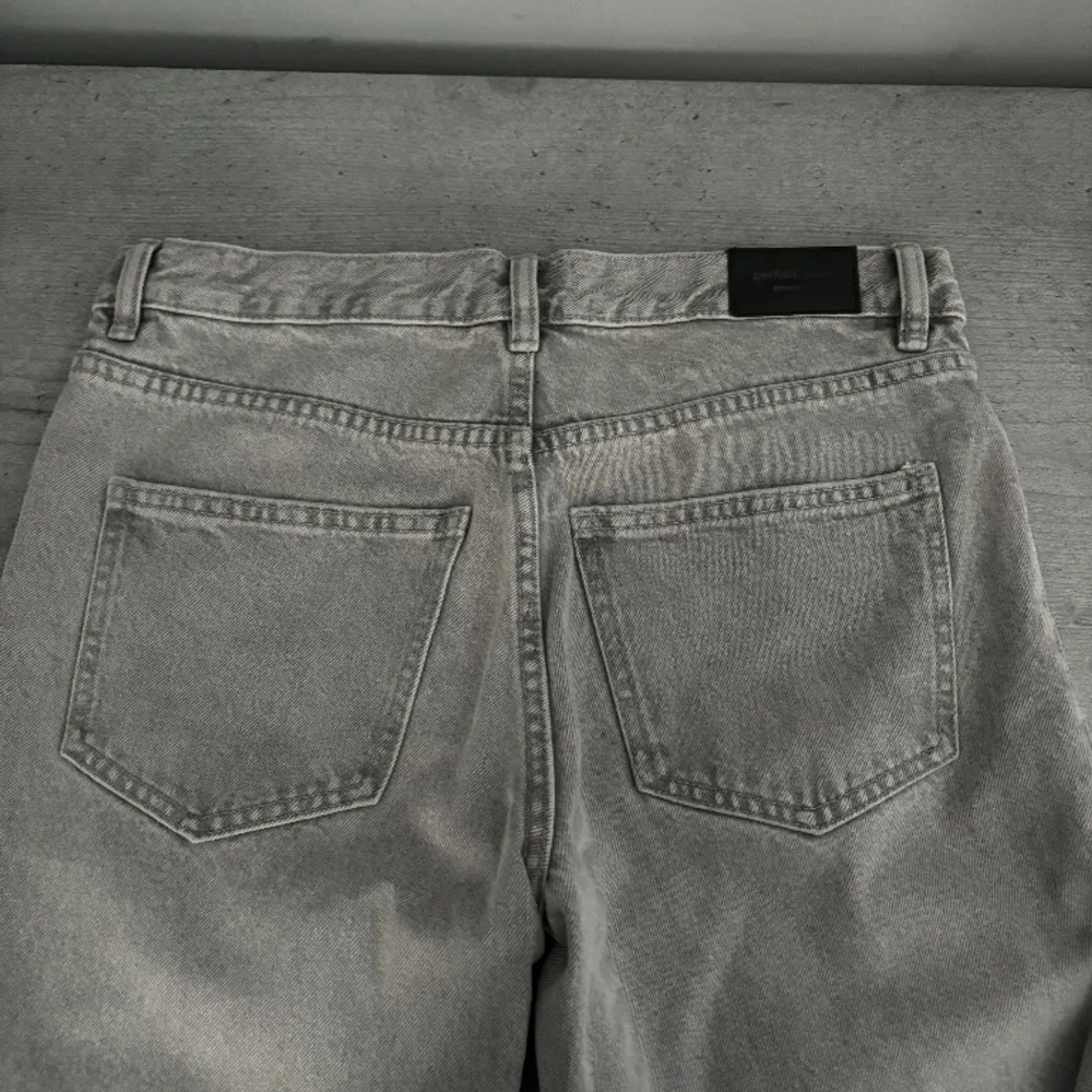 Low straight jeans från Gina i grå färg Inga defekter och använda 2 gånger Säljer då dom inte passar mig längre 🩶. Jeans & Byxor.