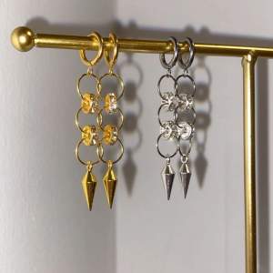 Jättefina örhängen i rostfritt stål och zinklegering 💗 Modell ”Elena” och finns i både guld och silver