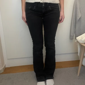 Svarta jeans från Pepe jeans  - Jättesköna i materialet då de innehåller lite stretch. Finns ett hål vid slutet av benet som inte stört mig då jag haft de uppvikta som på bilden. Kan sy ihop hålet om man vill. Är 160 cm. Skriv vid frågor 🤗