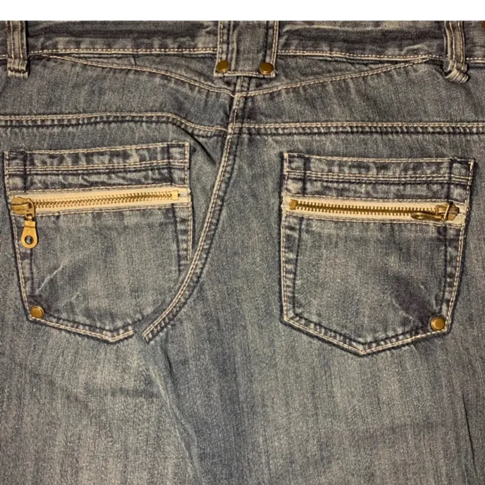 Lowwaist jeans. Helt oanvända, säljer för de va för korta för mig  Mått: ytterbenslängd - 101 cm, midjemått - 45cm, benöppning - 24 cm.  (storlek 12/40)  Skriv gärna om ni undrar nåt!☺️pris kan diskuteras . Jeans & Byxor.