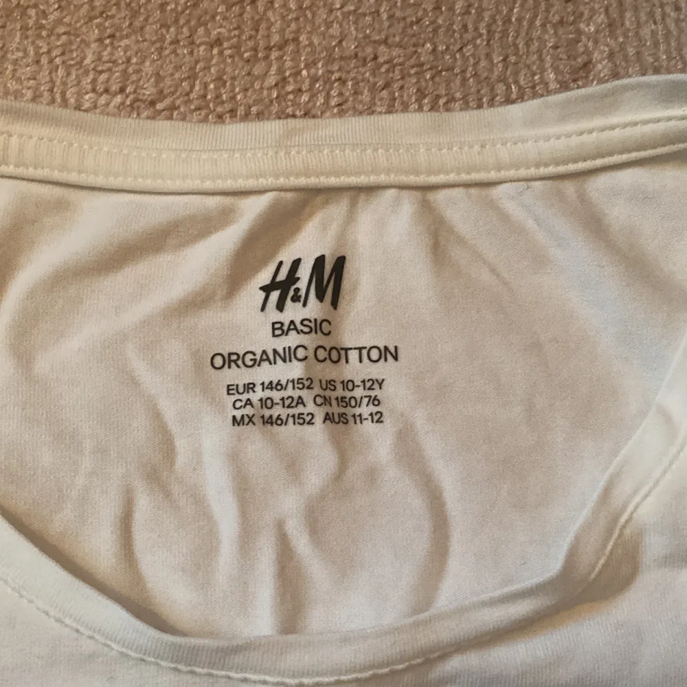 Utmärkt skick, är som ny, inga fläckar eller hål. Köptes från: H&M Material: 100% Bomull  Storlek: 146/152. T-shirts.