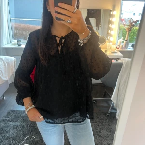 Svart blus  - Supersnygg svart blus!! I storlek 38 men passar mig som brukar ha S🤍 hör av dig vid frågor eller för fler bilder!!